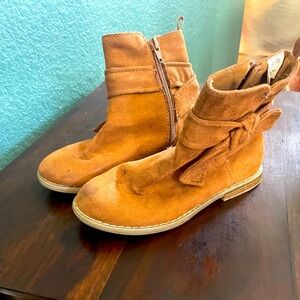 Girl’s camel booties